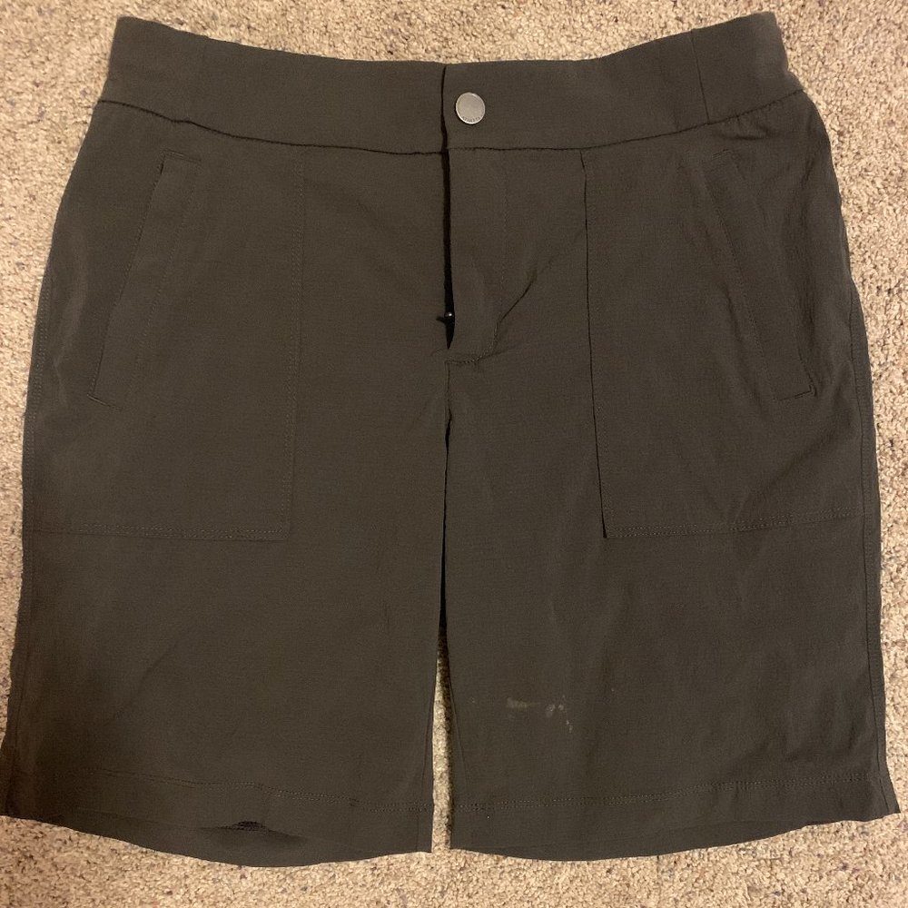 Athleta Women's Trekkie Hiking Shorts, Zipper Pockets Size 6 Dark Olive Green